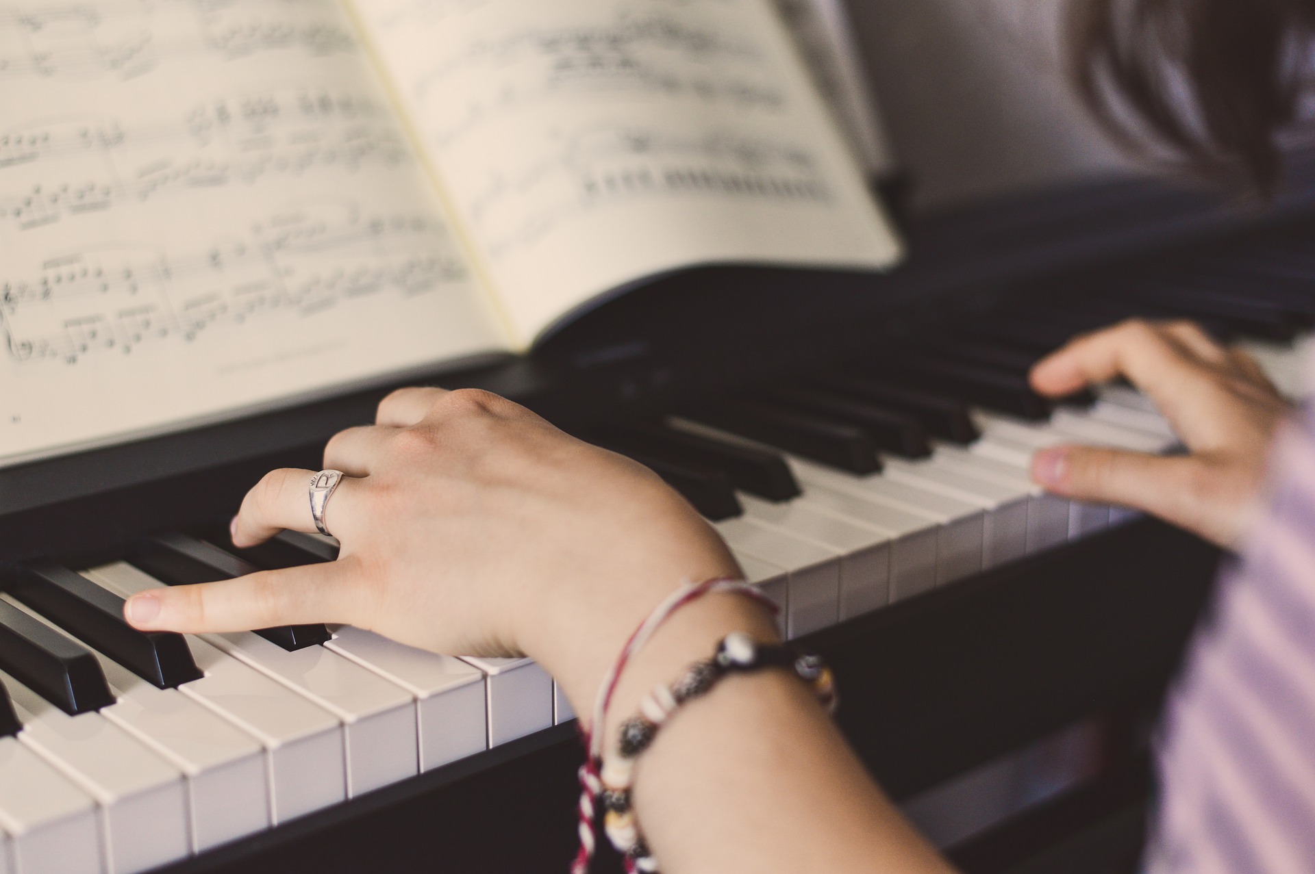 Psallo Instrument Psallo and the Piano - A Look at Instrumental Music in Church Worship